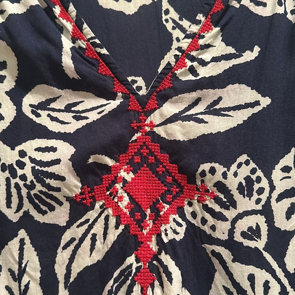 Lucky 🍀 Brand Short Sleeve Blouse w/ large print and embroidery - Picture 3 of 4